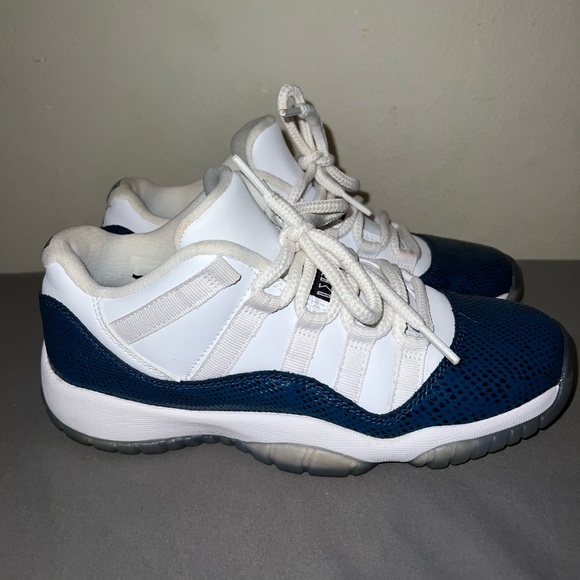 Jordan 11 Low - Picture 6 of 11